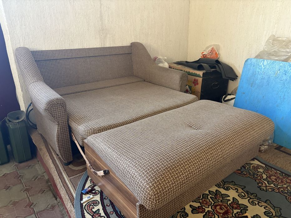 Продам диван два в одном хорошем состояние