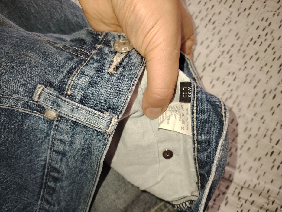 Vând 2 perechi jeans