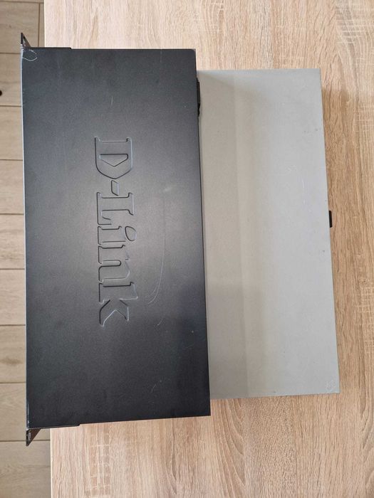 Switch Dlink cu 24 porturi Gigabit si management