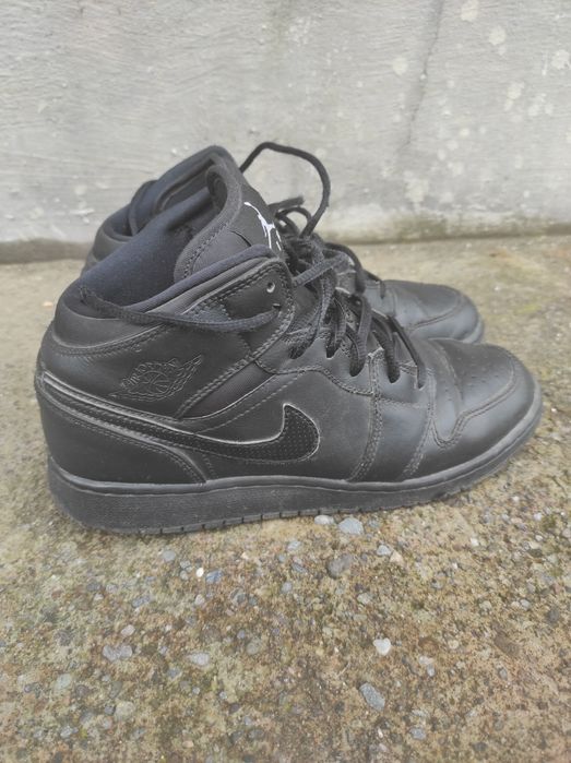 Jordan 1 mid triple black