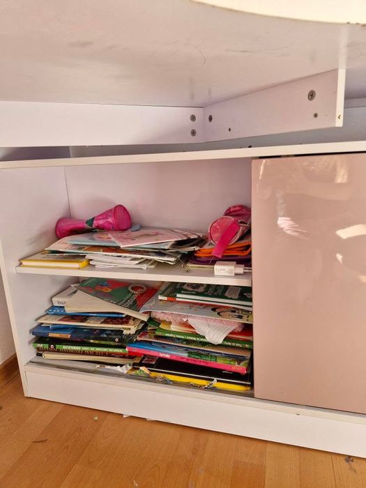 Birou cu rafturi incorporate