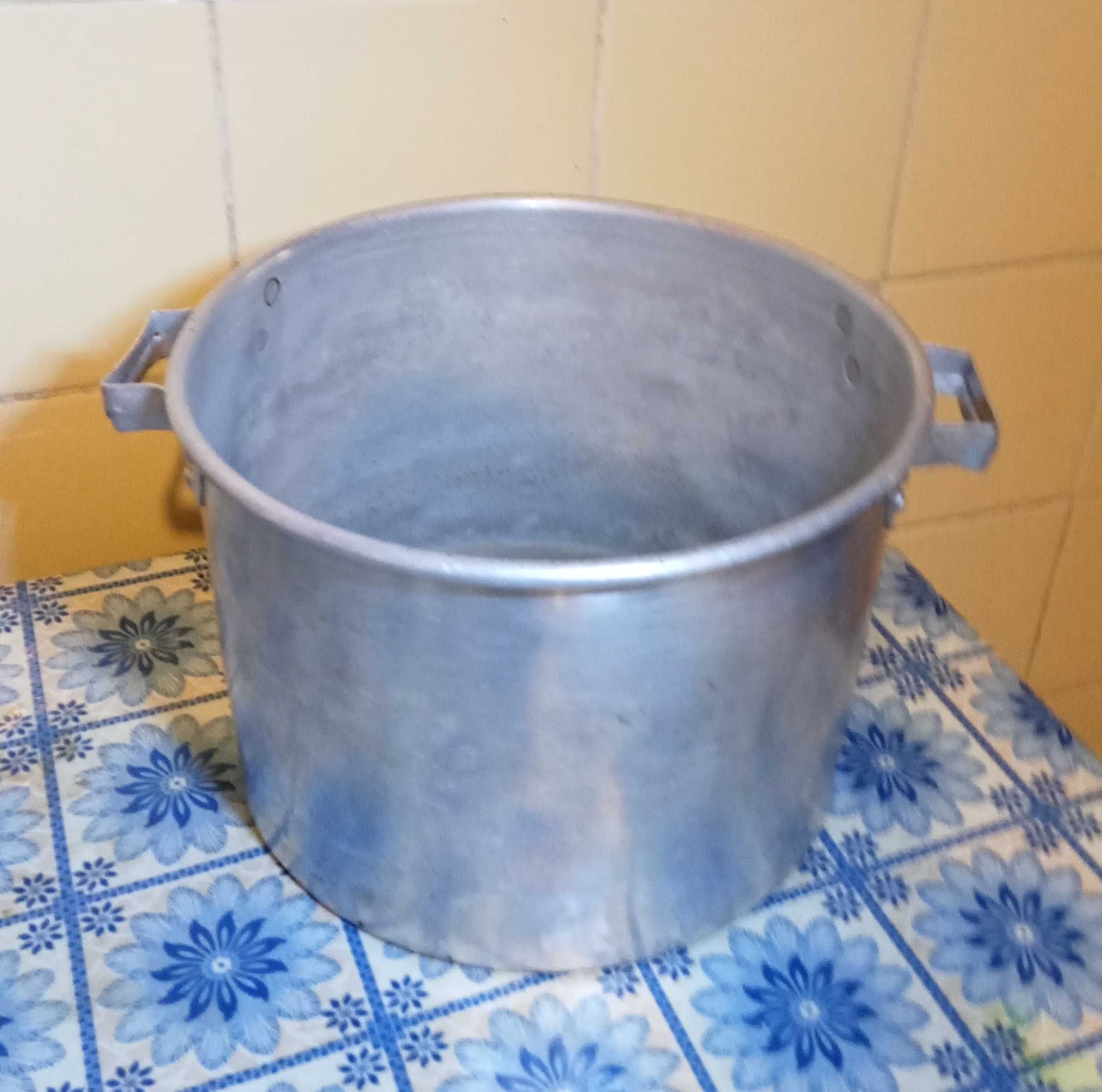 Продам. Большую Советскую эмалированную кастрюлю. Кастрюли алюминиевые