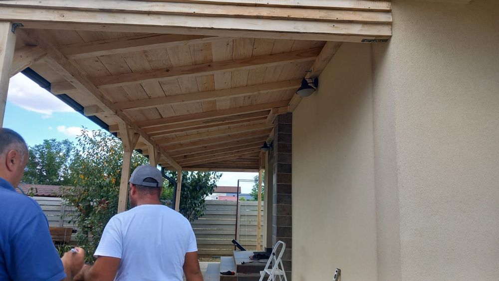 Această construcție din lemn este o terasă, o pergolă și un șopron pen
