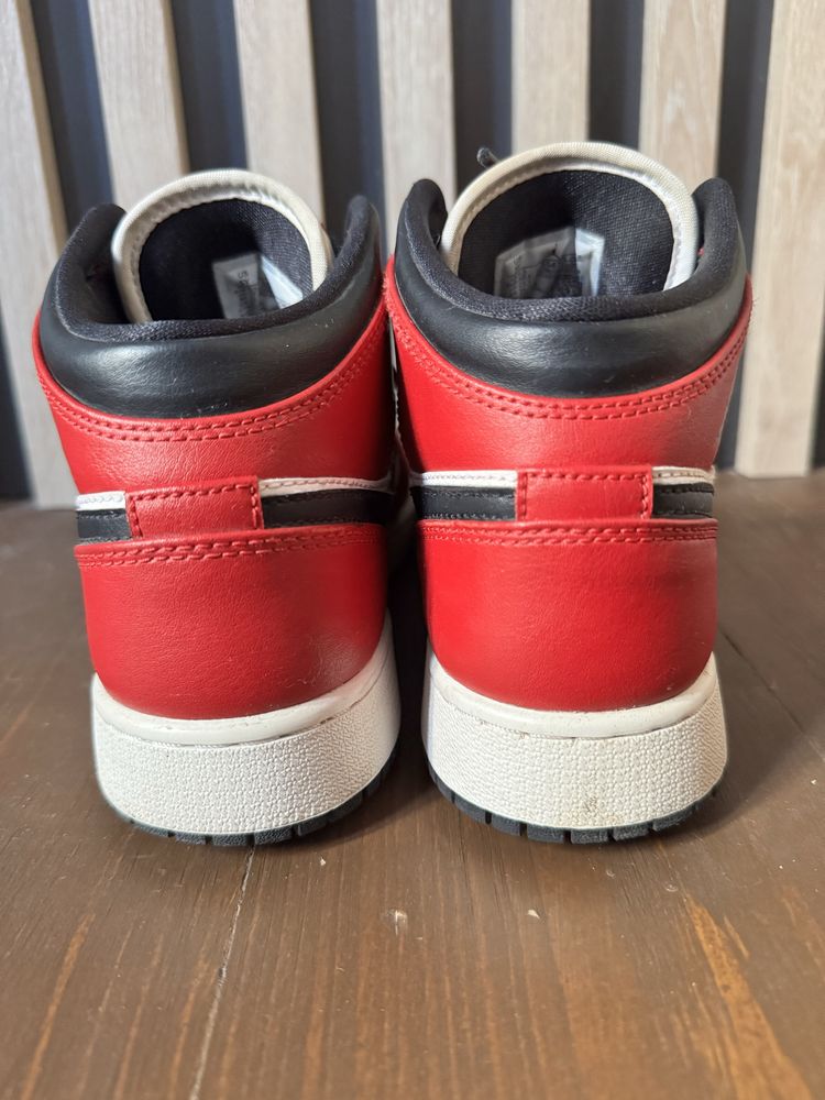 Jordan 1 Mid Chicago Black Toe (GS)