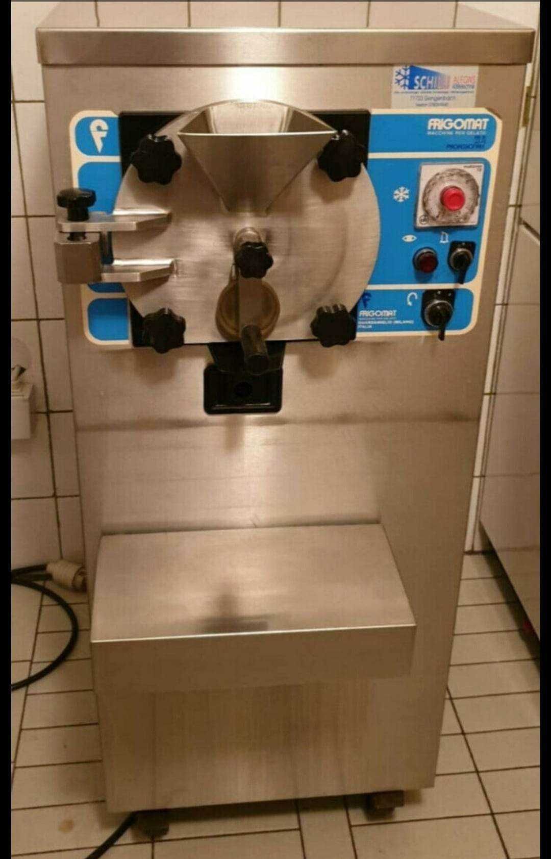 Професионална сладоледена машина с рецепта за сладолед.