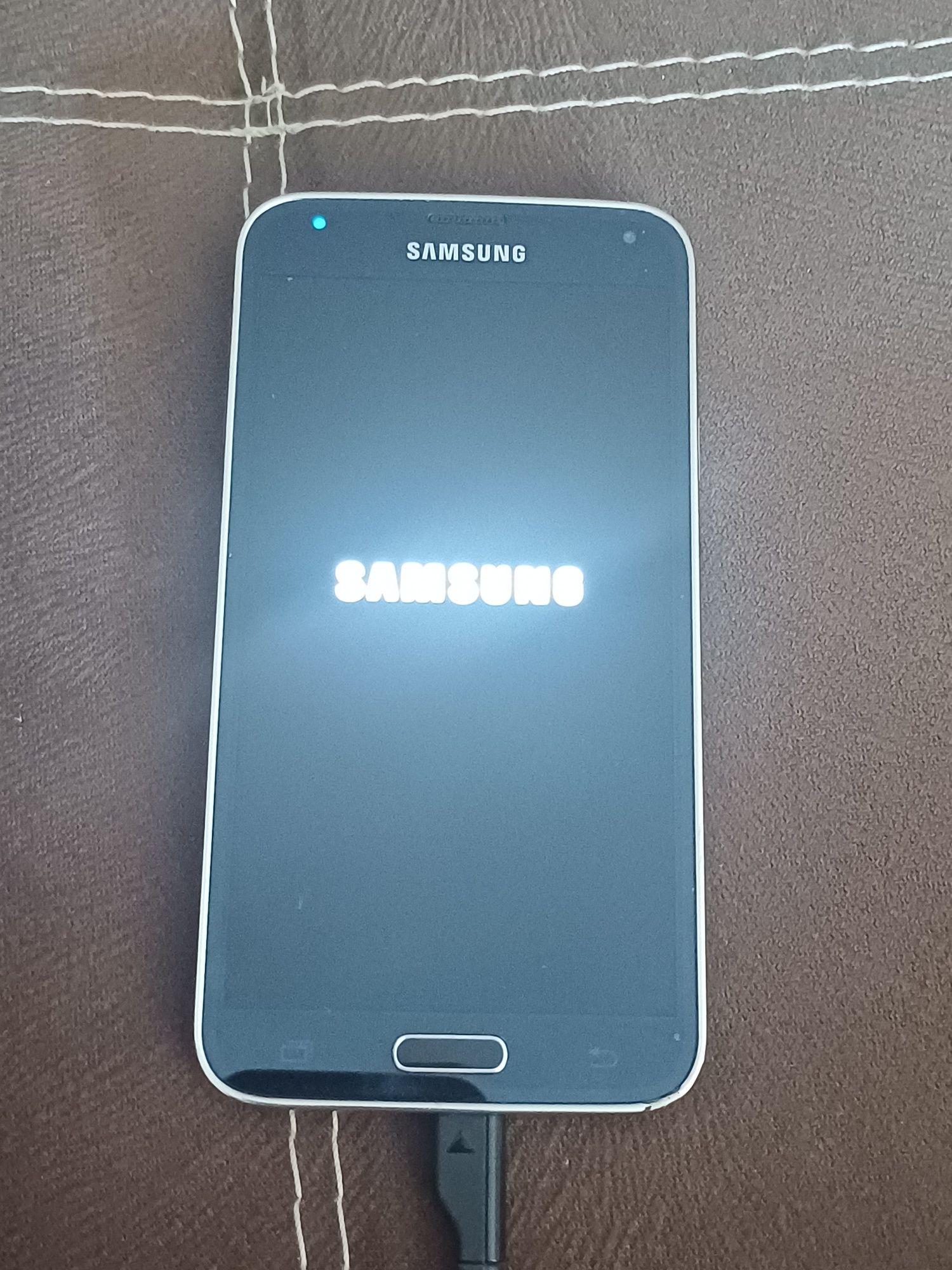 Продавам два работещи телефона,единия е със зарядно 
SAMSUNG  GALAXY S