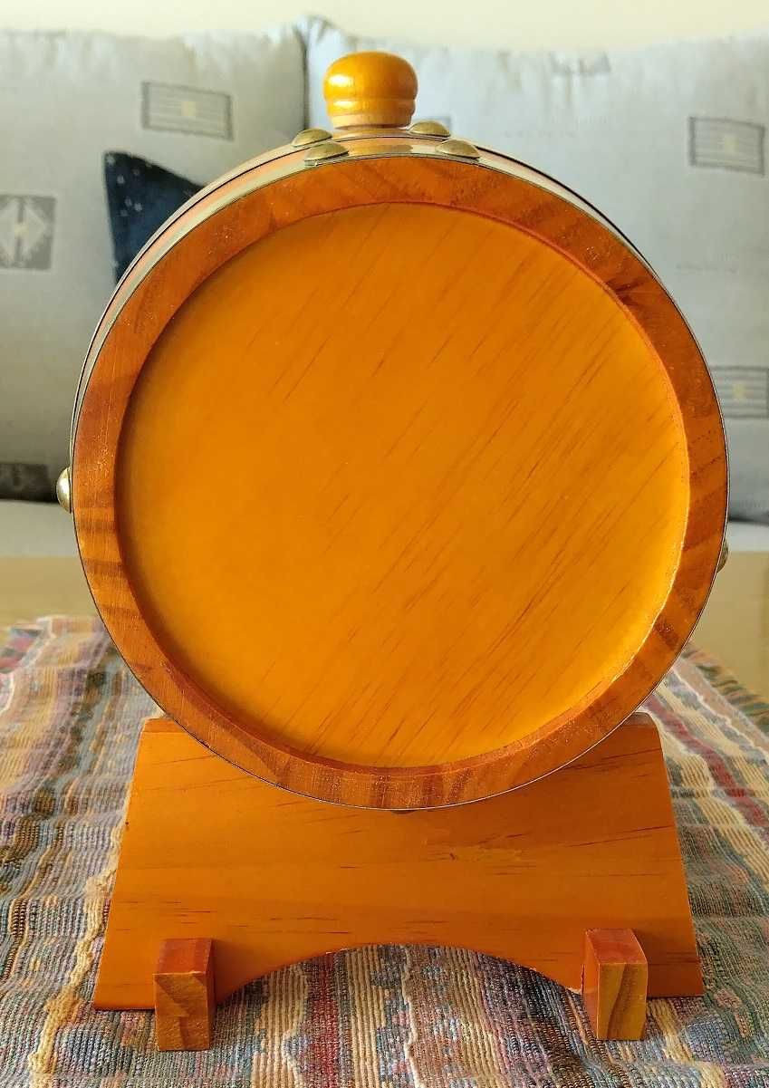 Продавам дървена бъчва 1,5 л. с метални обръчи и канелка