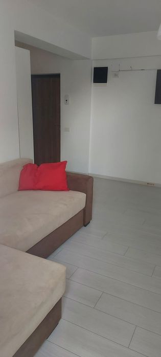 Garsoniera cu curte de inchiriat