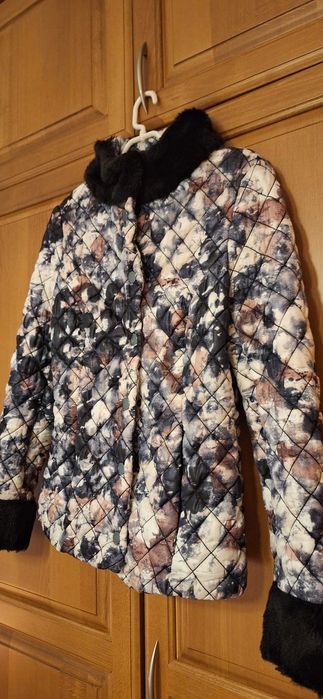 Дамско яке в тъмно синьо и бяло