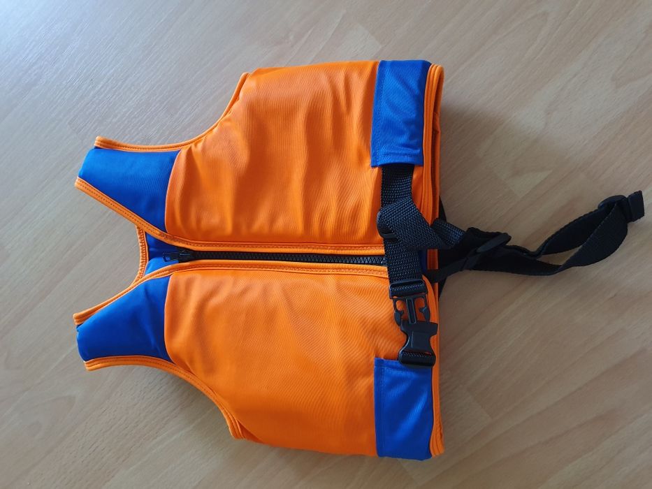 Vesta si costum pentru plutire. 3-6 ani. CA NOI.