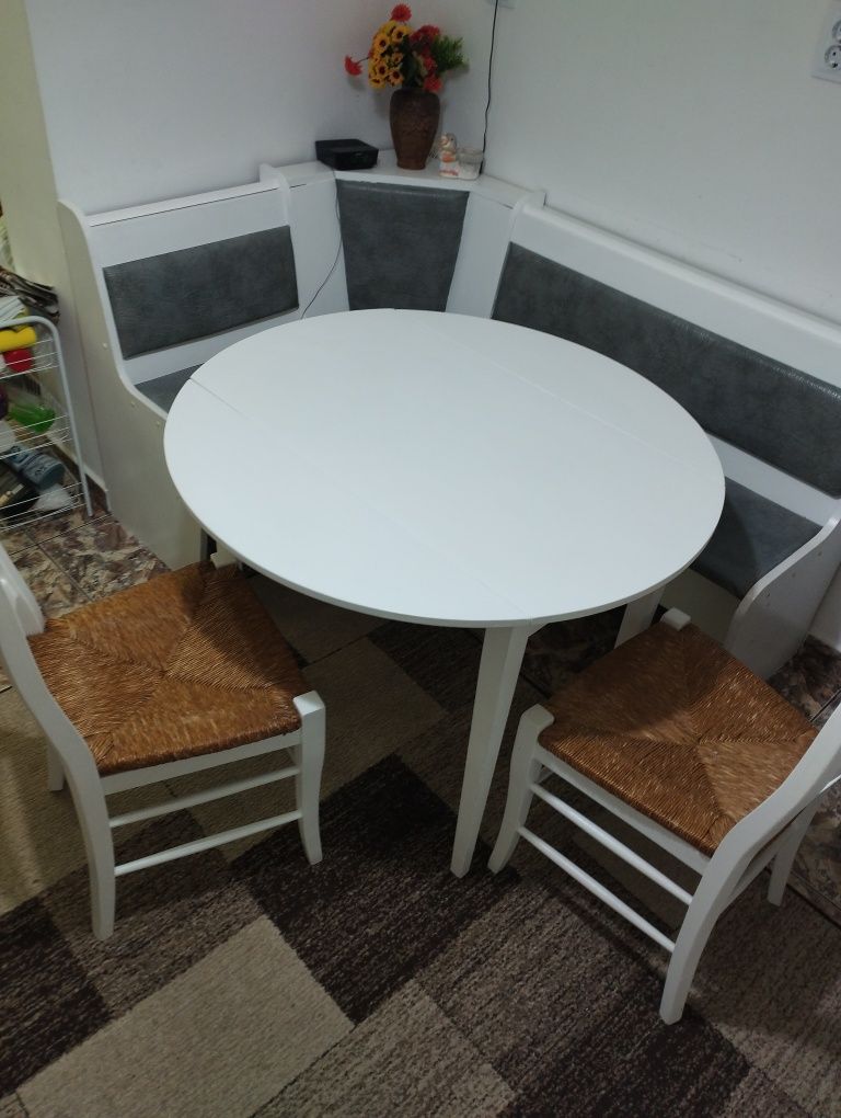 Coltar, masa și 2 scaune