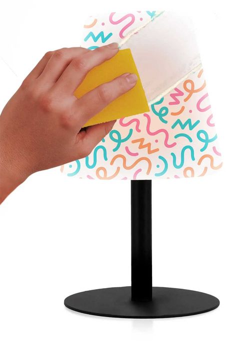 Настолната LED лампа с 3 тебеширени маркера за рисуване димируема