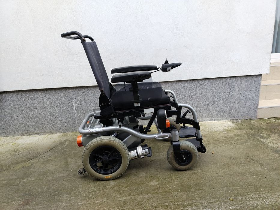 Cărucior scaun electric pentru persoane cu dizabilități