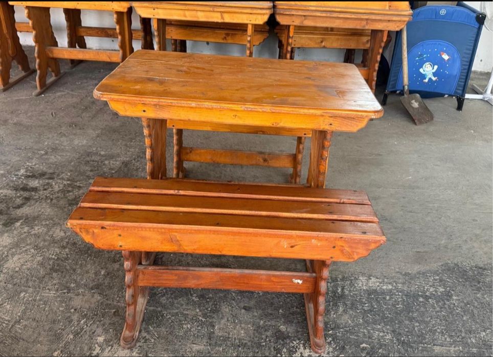 Mobilier lemn mese si bancute