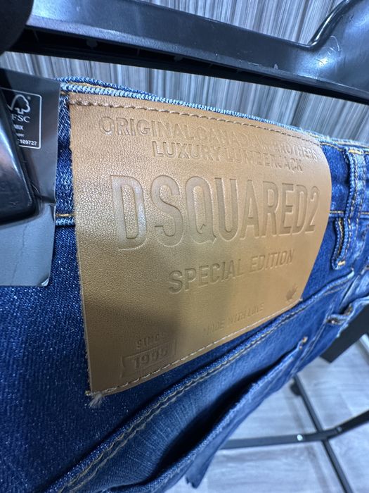 Blugi Dsquared2.  vin în mărimile 50L, 52XL, 54XXL, 56-3XL, și 58-4XL.