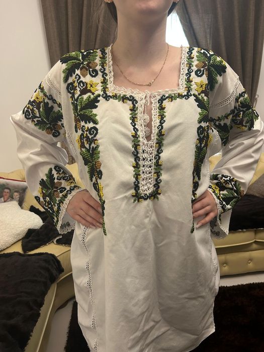 Cămașă cu mărgele cusuta manual