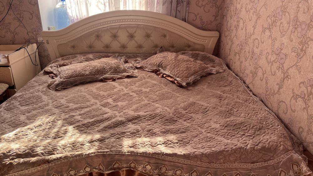 Кровать без матраса