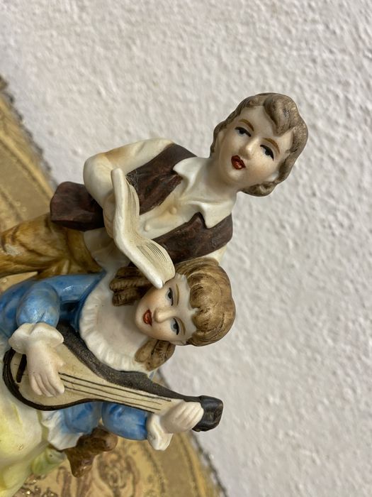 Френска фигура от порцелан музикален механизъм