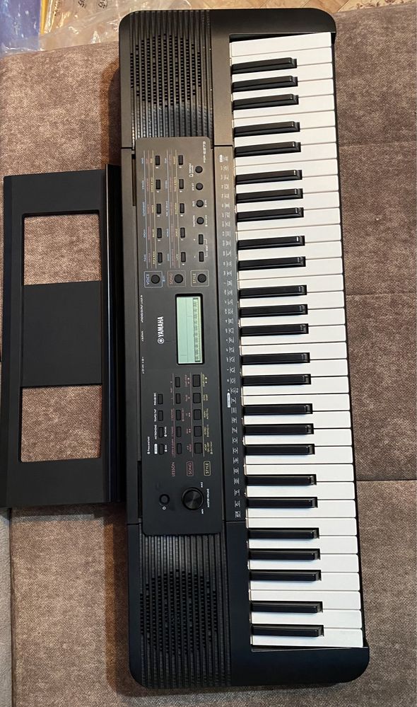 Продам Синтезатор Yamaha PSR-E273 с пюпитром