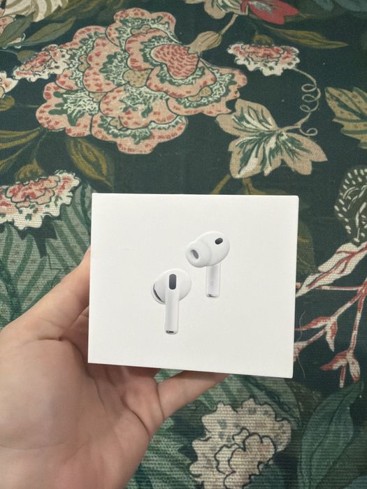 Casti Airpods 3pro, sigilate, aduse din America, pret 1400 lei.