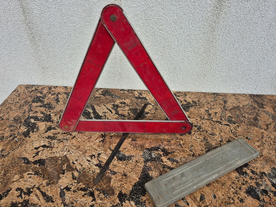 Vând triunghi refloctorizant auto fabricat made in România comunista,