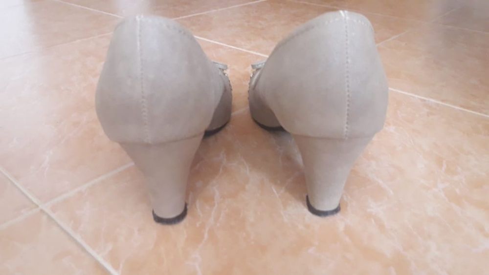 Елегантни дамски обувки с ефектни камъни, Размер: 38, стелка: 24 см.