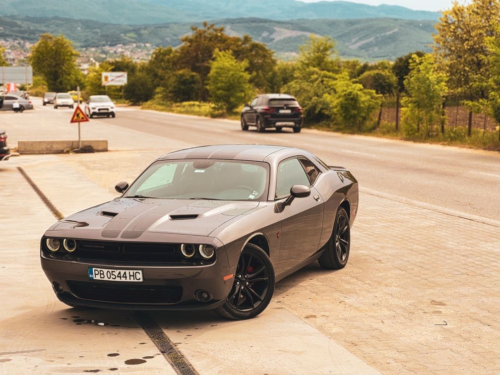 Кола под наем за балове Dodge Challenger