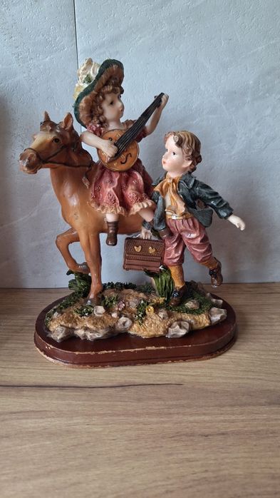 Фигурка - статуетка  на две деца с кон