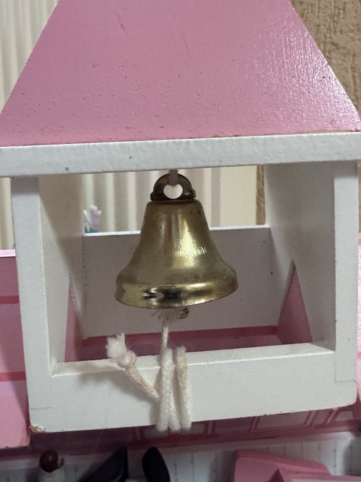 Casuta din lemn cu multe accesorii