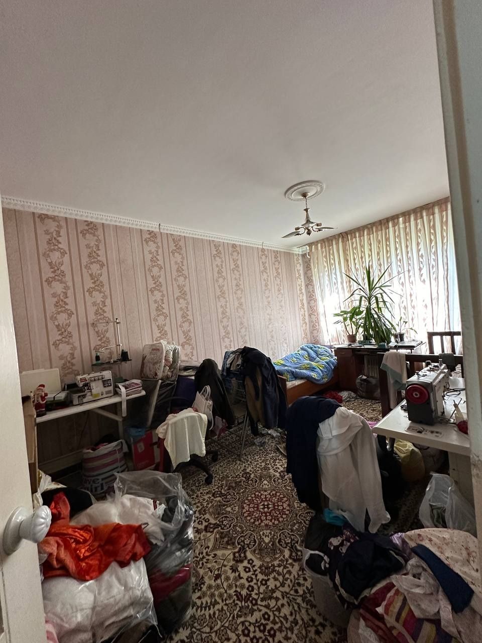 Кора Камиш 2/4 да 3 хона 2 этаж сотилади