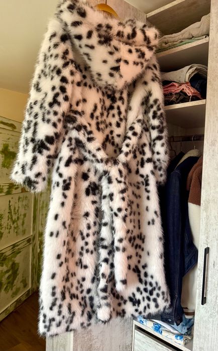 Пухено палто в бяло и черно