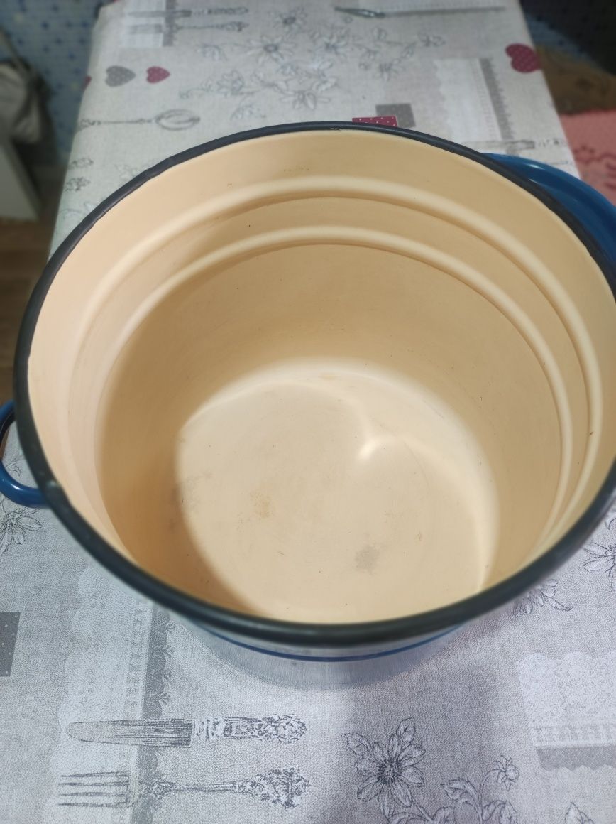 Продам кастрюлю эмалированную