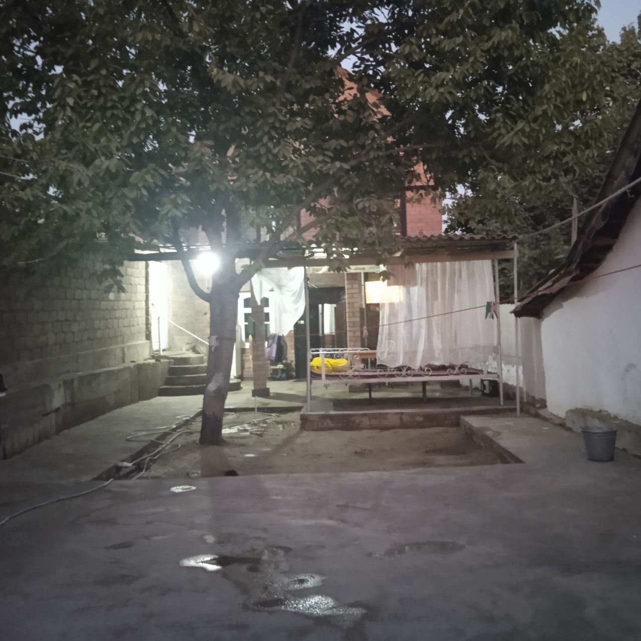 Hovli uy sotiladi