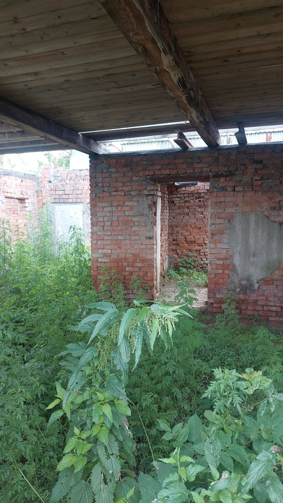 Продам участок с недостроеным домом