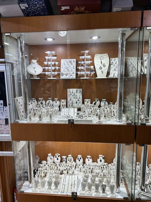 Vand corpuri expozitie magazin