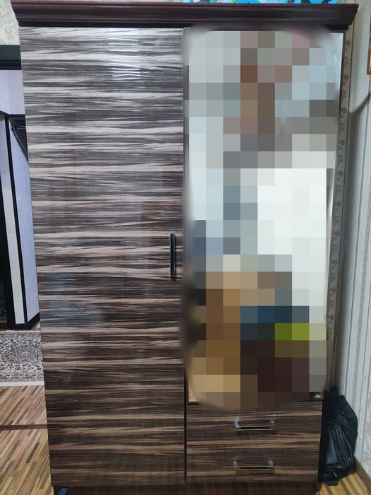 Детская мебель: 2 кровати и шкаф.