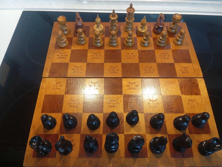 Шах с дървени фигури