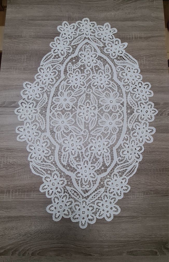 Față de masă - broderie spartă 108/73 cm