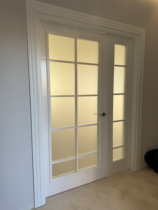 Портал с две крила MDF бял с витраж мат