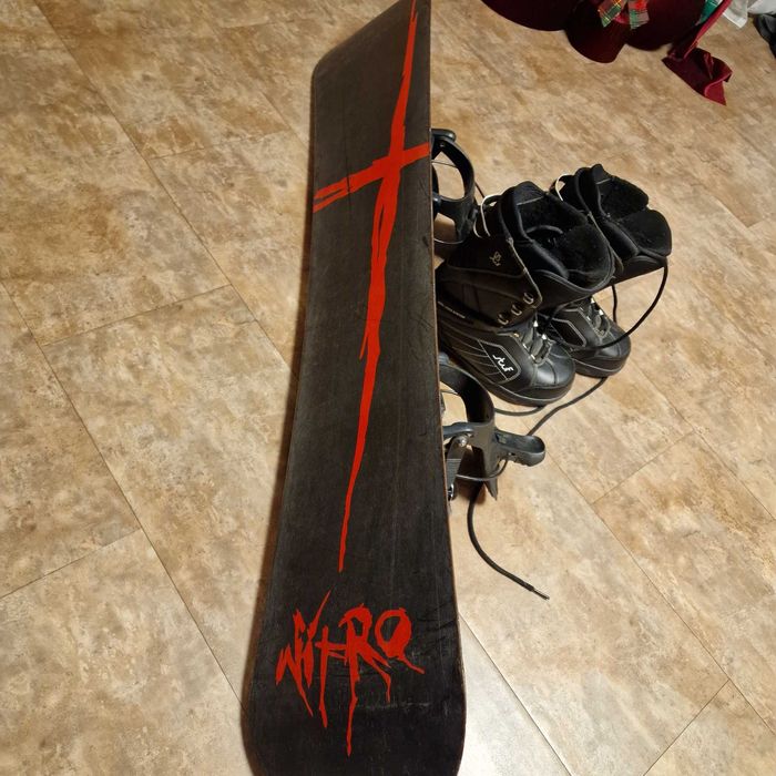 De vânzare ,placă Snowboard Nitro  Punischer .150 /30 cm+ Boots 44.