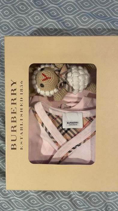 Burberry бебешки комплект с боди
