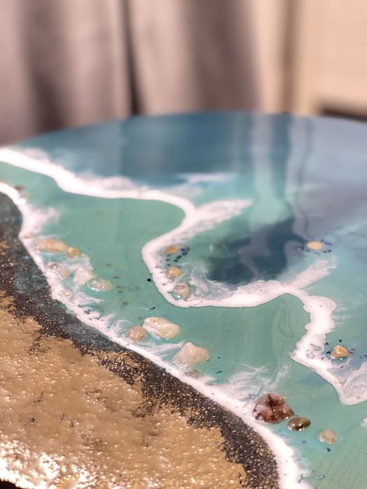 Masuta de cafea Golden Sands decorata cu rasina epoxidica.