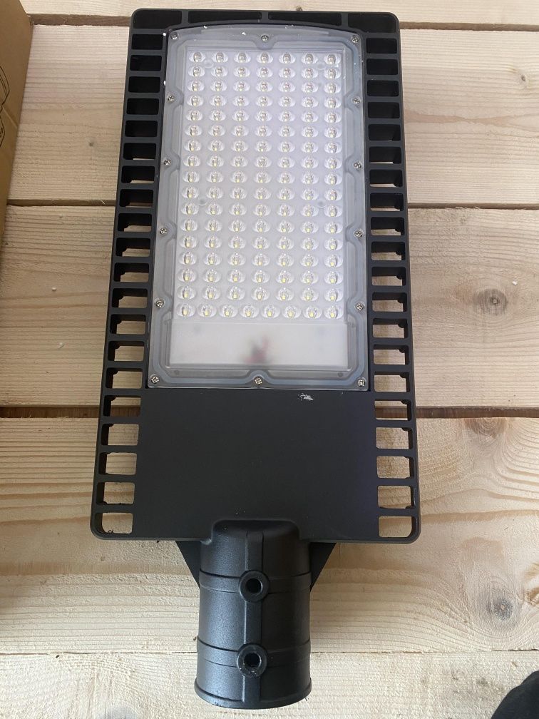 Vând lampa led stradala/stalp