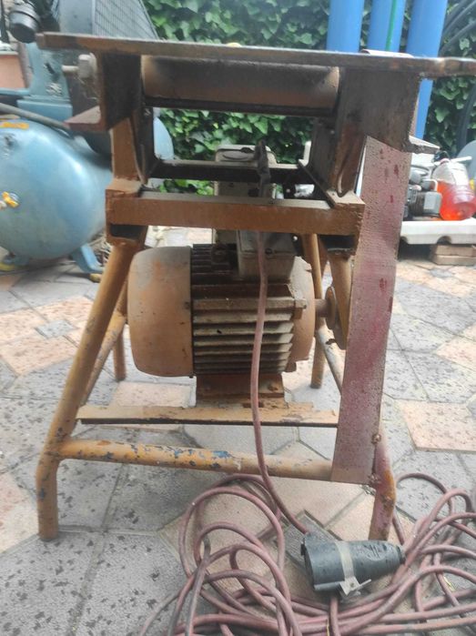 Abric profesional cu motor de 7  kw are si despicator de lemne