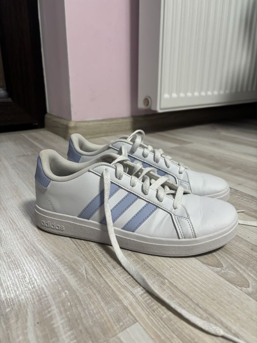 Бели спортни кецове Адидас
