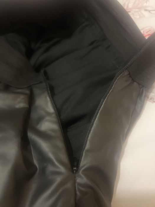 Малка, къса, черна мини пола с елегатна черна дантела , цип