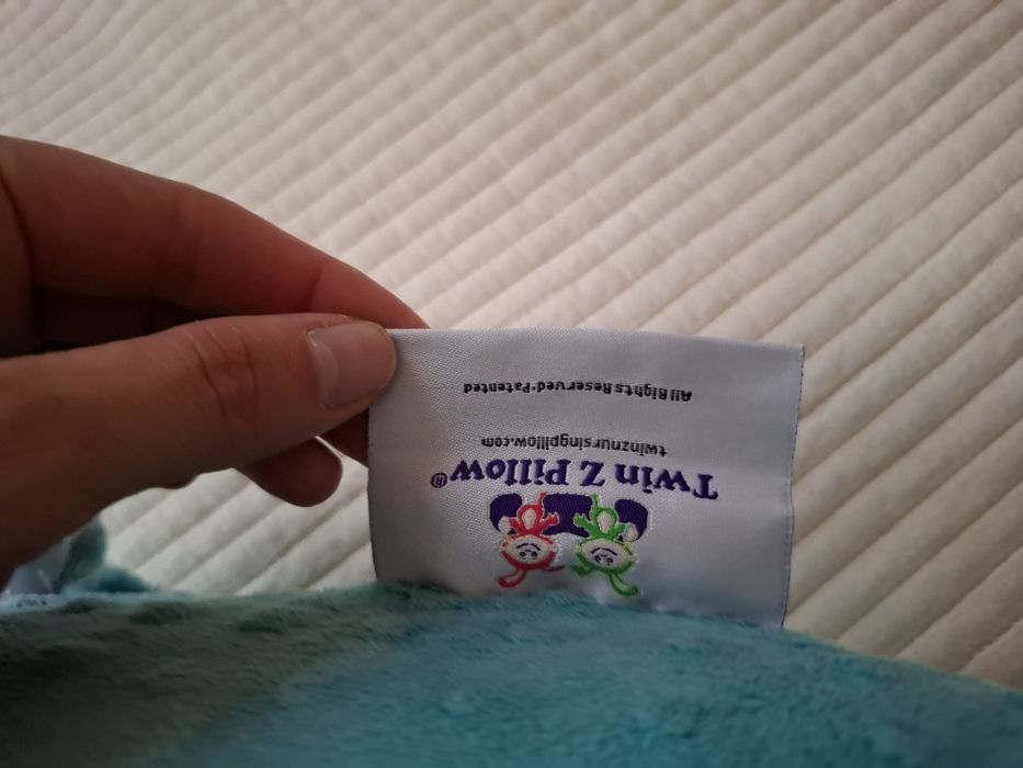 Възглавница за хранене на близнаци с допълнителна калъфка за нея.