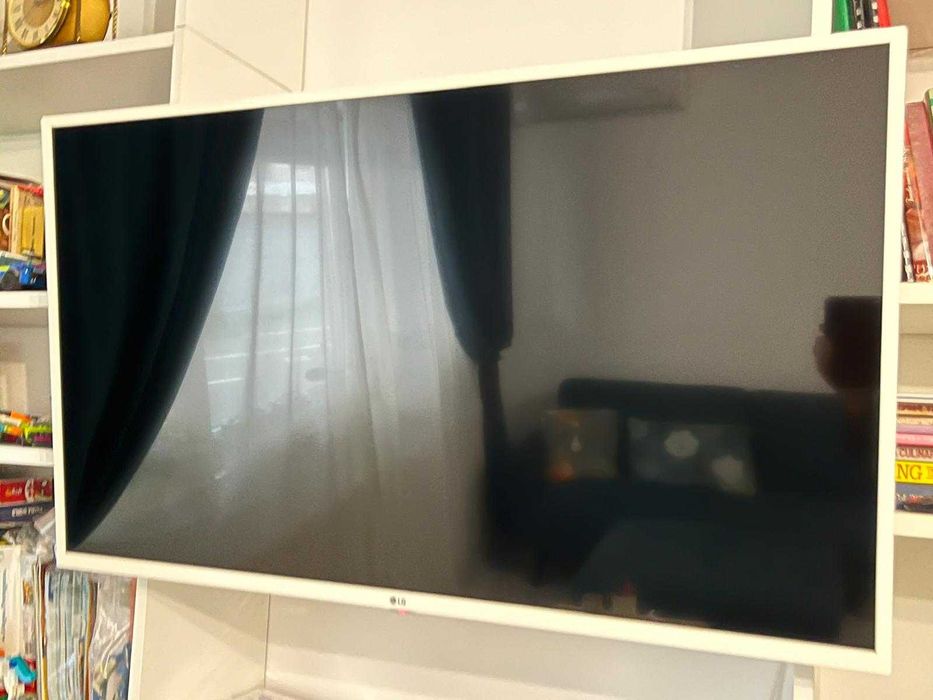 TV LG LED, 108 cm, Smart, 4K Ultra HD, Alb+ Suport perete, 43UQ76903LE