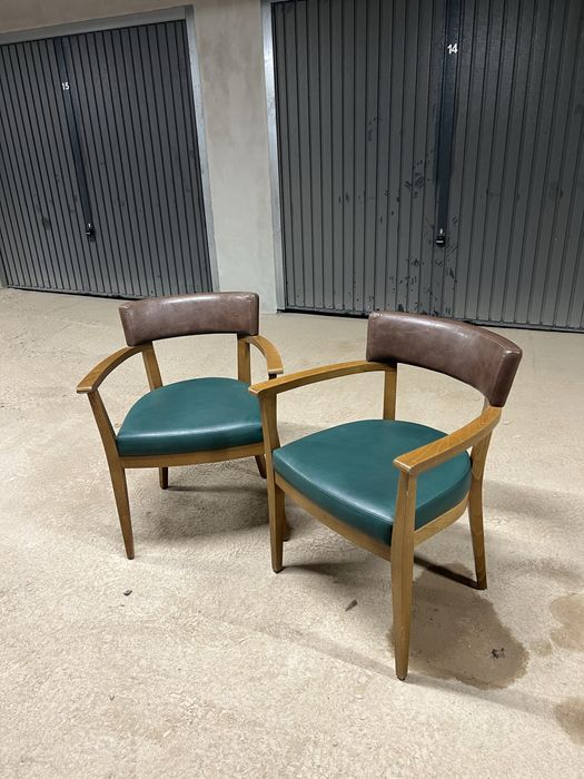 Винтидж дървени столове с кожа.