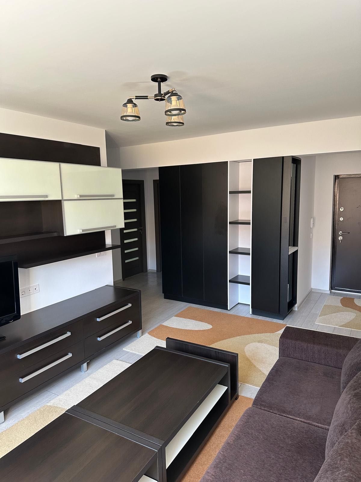 De inchiriat - Apartament cu 3 camere in Pitesti cu vedere la padure